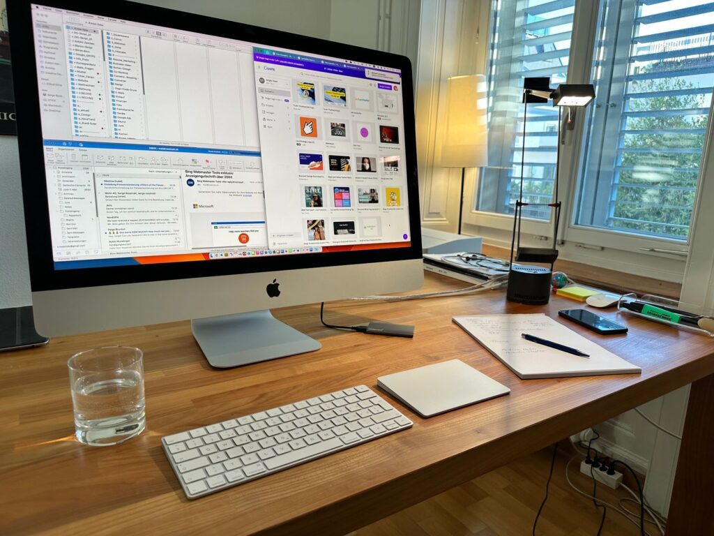 Schreibtisch im Websalon mit Blick auf den Bildschirm