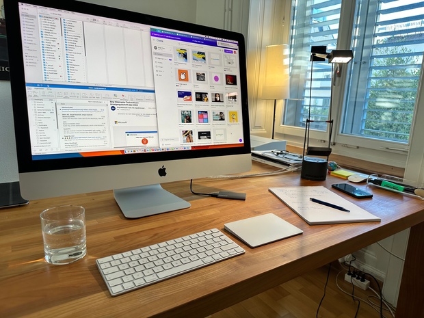 Schreibtisch im Websalon mit Blick auf den Bildschirm